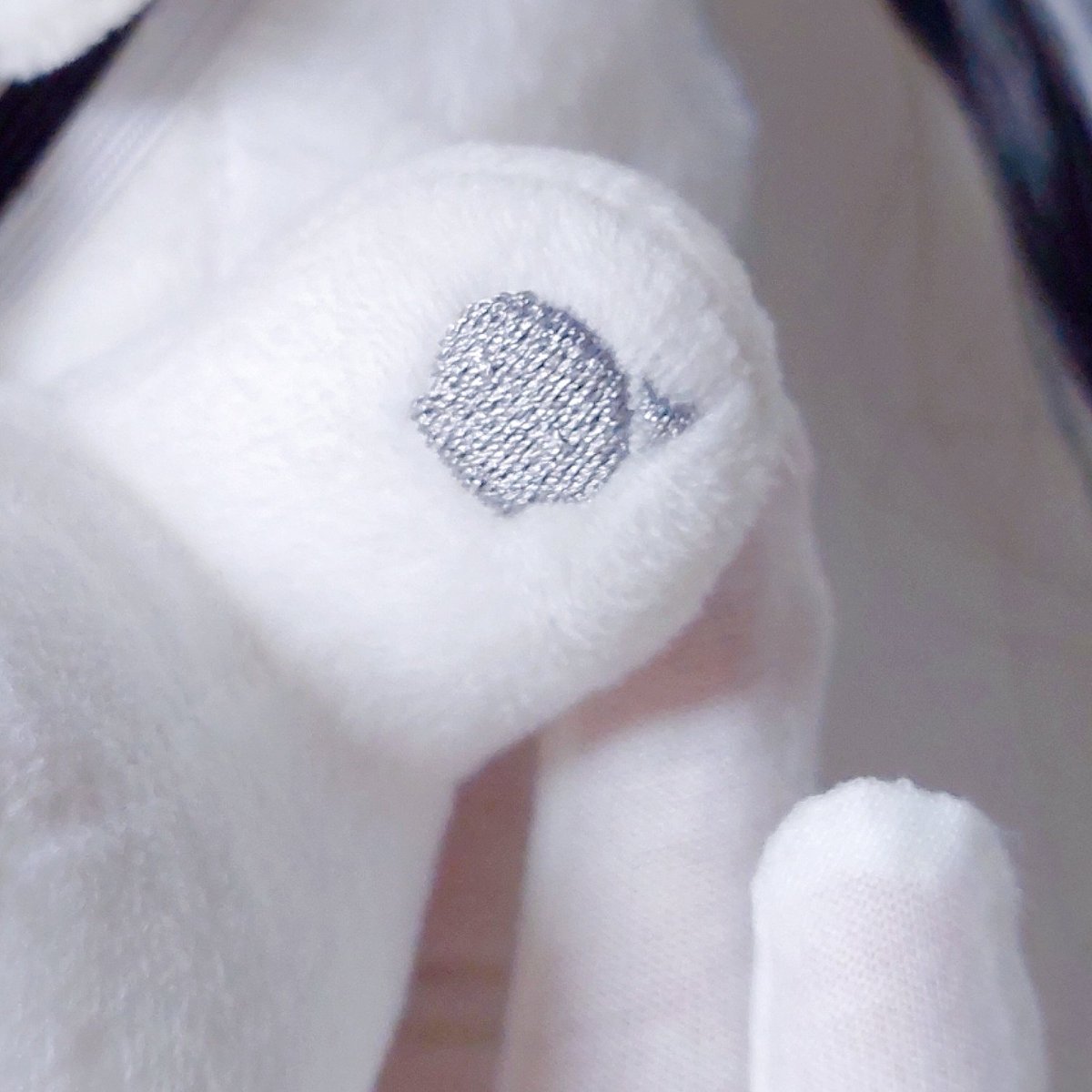 #RT 추첨 한 분께 사진상의 크롬을 보내드려요 🤍

어디선가 꼬리를 잃어버리고, 왼손 젤리가 조금 빈약한 크롬이예요. 다른 아이들과는 약간 다르지만 어여뻐 해주실 집을 찾고 있습니다. 10월 중으로 추첨할게요.