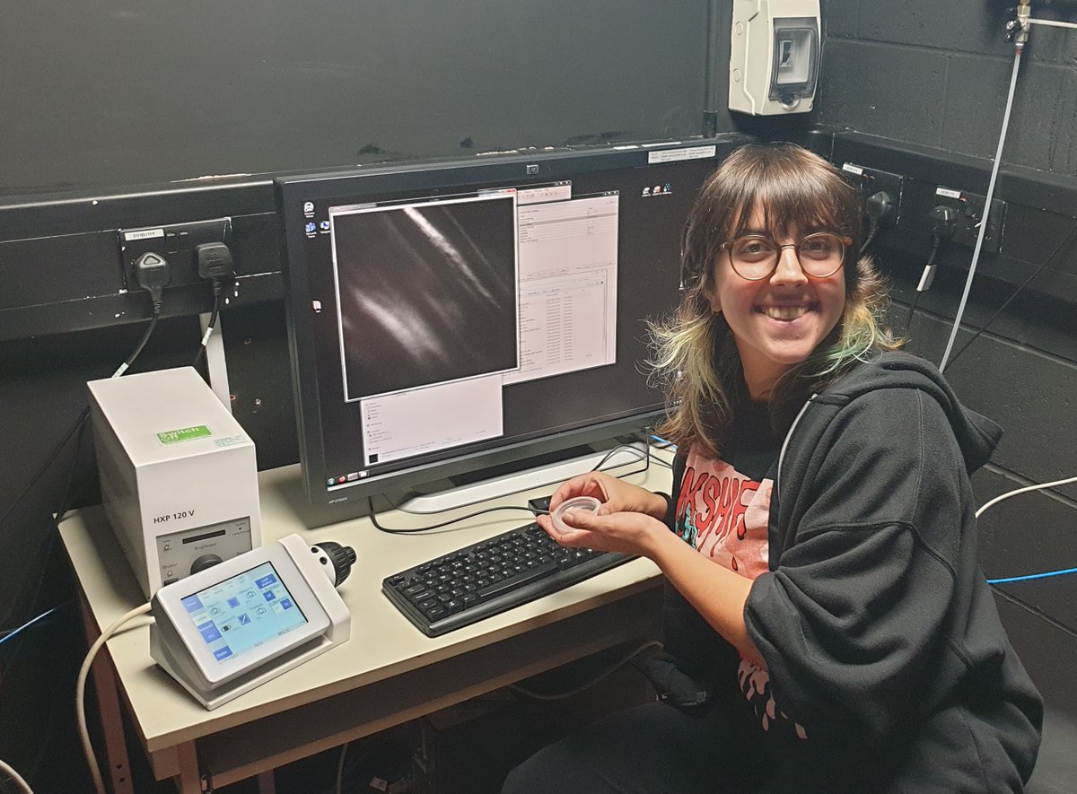 Happy having @SimonaBianco_8 around today, from @prof_djadams lab!
She came from Glasgow to use the Centre for Preclinical Imaging and the @CCI_liv  @livuniLivSRF,
here smiling with a polarisation microscopy picture of  hydrogel fibers.
@EuroBioImaging
@LivUniHLS
@LivUniISMIB