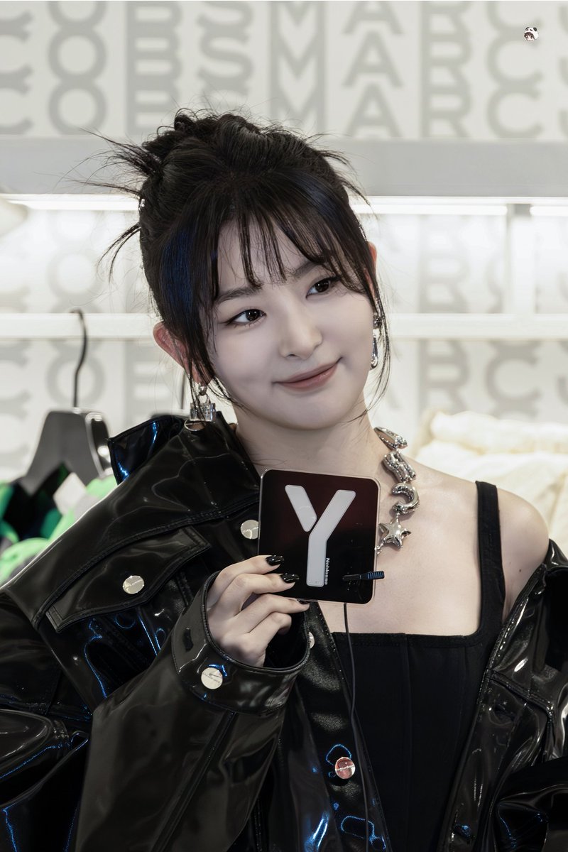 28reasons_210's tweet photo. 230921 마크 제이콥스 Marc Jacobs 슬기 
#슬기 #seulgi https://t.co/4HL6E4qsAh