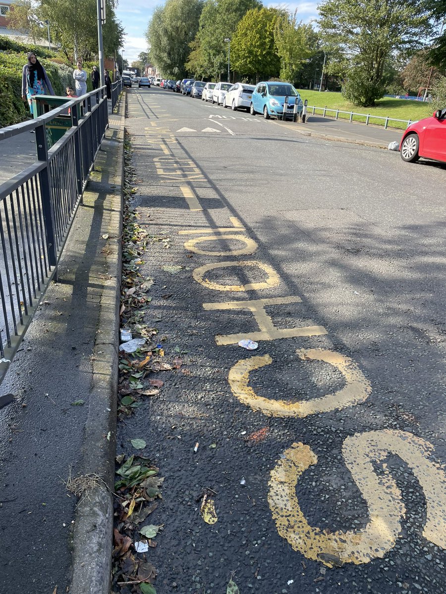 CliftonCoHead's tweet photo. Keeping the roads around school safe for children! Thank you parents. #keepclear #zigzags #roadsafety @SparkbrookWMP @CliftonPrim https://t.co/6U2HODUCDo