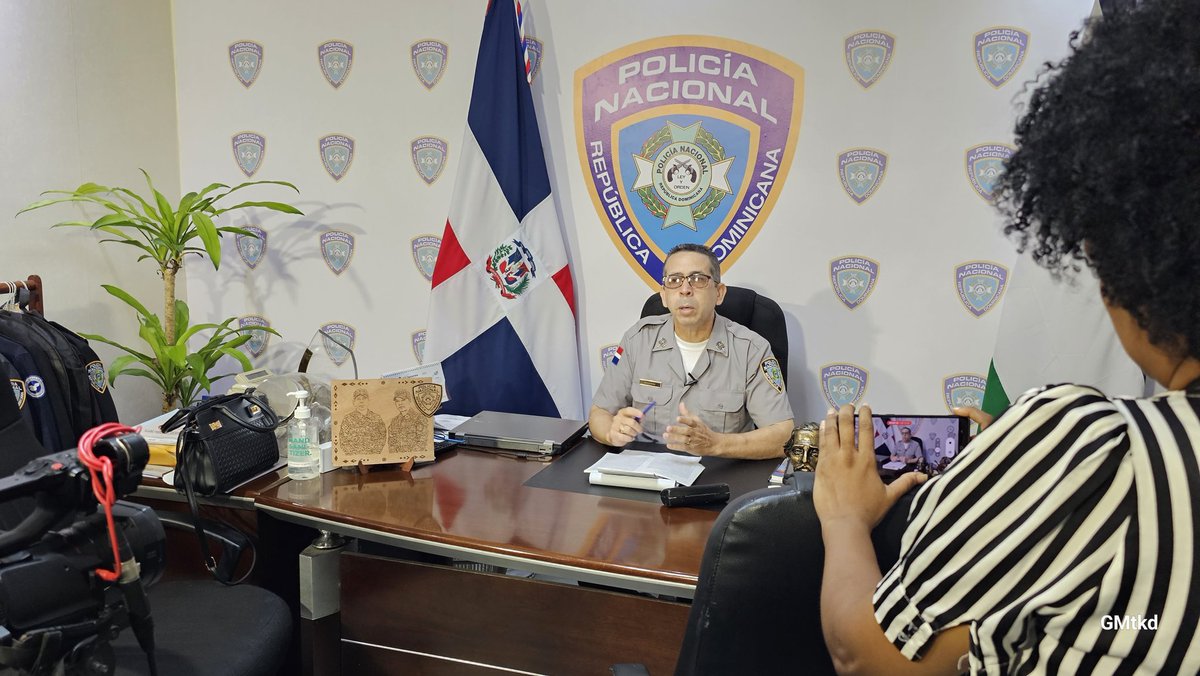 gabrielmercedez's tweet photo. Ahora el director de Comunicaciones Estratégica (Vocero) de la @PoliciaRD coronel @pesqueiradiego habla a medios de comunicación que cubren la fuente de la institución del Orden.
#PNteInforma siempre cerca de la ciudadanía @rd_policia https://t.co/IucBIpUInQ