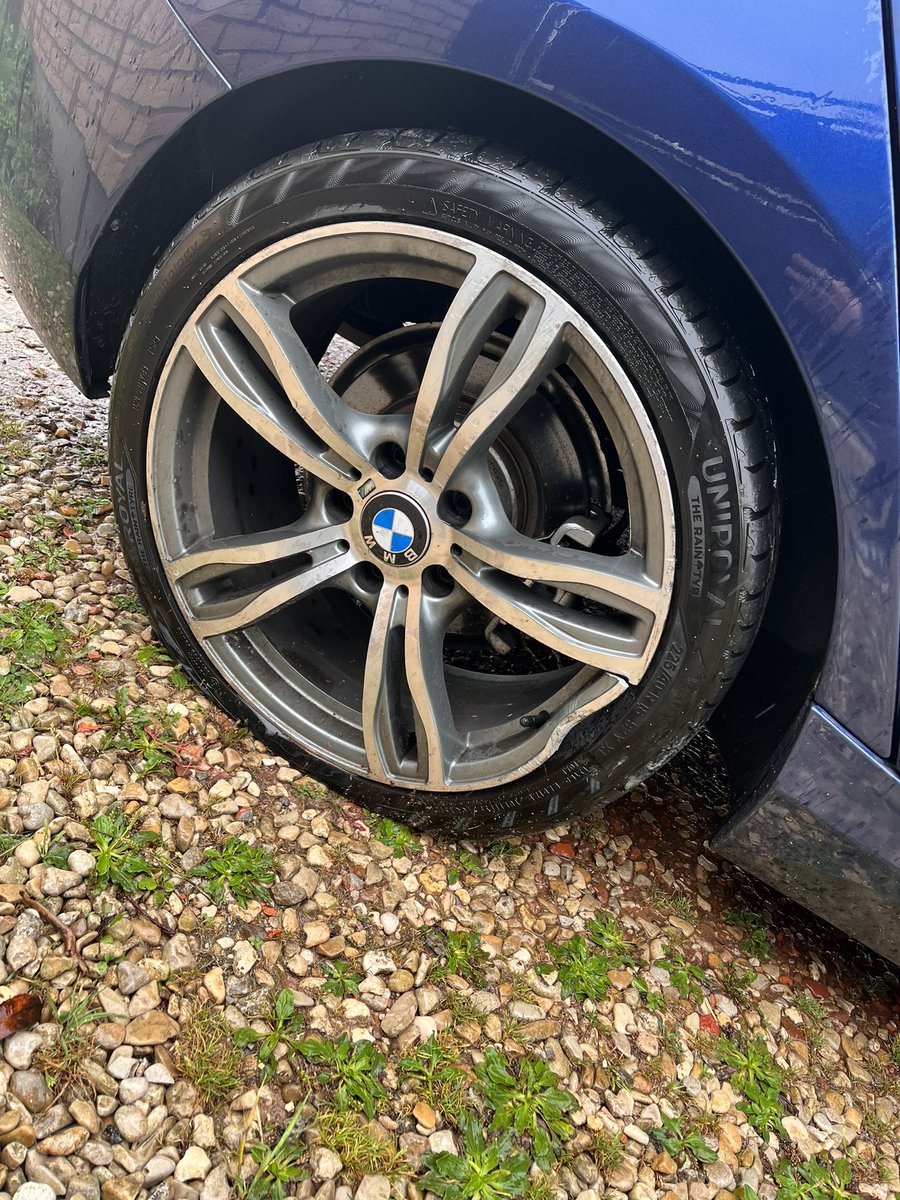 TabaryOne's tweet image. Éviter une biche et prendre une bordure sur la route ? C’est fait.