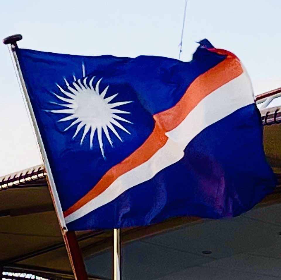 eduardboada's tweet photo. 🇲🇭 La #bandera de les Illes Marshall es va adoptar el 1979. El blau representa l'oceà; la banda taronja l'abundància i la blanca la pau. Els 24 raigs de l'estrella representen els municipis que formen les Illes #Marshall, independents des de 1986.

#flags #flagsofconvenience https://t.co/VINSP7Rhir