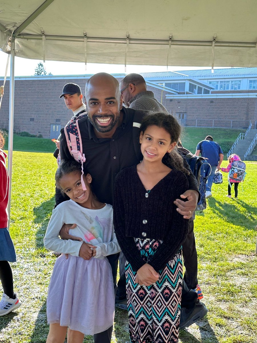 More great photos from @wplainsschools @postroadschool - love the smiles, Tigers! Thank you, CW Puja! @wpyouthbureau #DadsSpecialAdult Take Your Child to School Day #WPProud @postroadpta