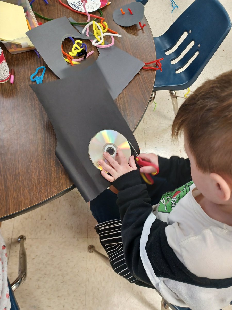 heykellicombs's tweet image. "But I don't know how to make a circle." Now you do! #problemsolving #criticalthinkingskills @NISDLeonSprings @NISD_ECE