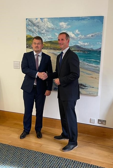 Ambassador Róbert Ondrejcsák on visit to Scotland 🏴󠁧󠁢󠁳󠁣󠁴󠁿Fruitful discussion with Cabinet Secretary @AngusRobertson at @scotparl. Thanks to Professor @StephenGethins for opportunity to take part 🇸🇰 in Roundable on European security with students & staff at @univofstandrews.