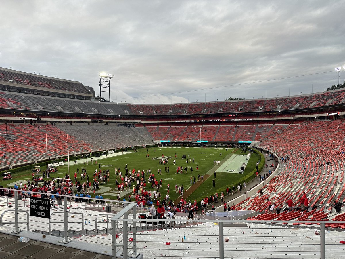 mmm_schneider's tweet photo. I had a great time visiting Georgia this last weekend! I can’t believe how electric the energy was that game! Thanks @giant_skillz for getting me out. @hwfootball @RyanWrightRNG @CoachHuerta4 https://t.co/7qRiYJEam6