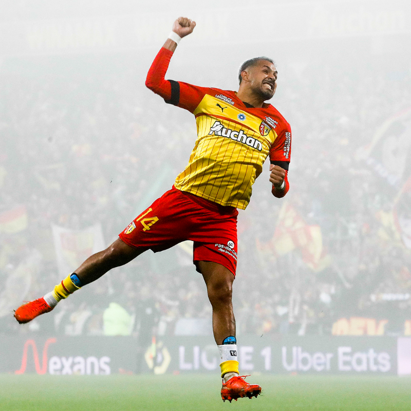 RCLens's tweet photo. 𝑺𝒆́𝒗𝒊𝒍𝒍𝒆 𝒆𝒕 𝒅𝒆𝒔 💯 !
D'une pierre deux coups, Facundo Medina a honoré sa 1⃣0⃣0⃣e avec le Racing lors de #SevillaFCRCL, synonyme de première apparition en #UCL. 👏
L’occasion de revenir sur plusieurs moments de son aventure artésienne 👇
#FierDEtreLensois #100EtOr