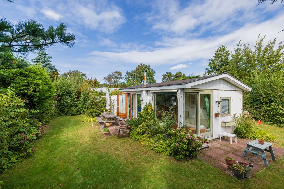 Nieuw in verkoop!
Op een ruime kavel van 288m², met veel groen, privacy en rust staat deze te renoveren recreatiewoning, gelegen op bungalowpark Zonneweelde. 
Kijk op onze site voor meer informatie
pietwarmerdammakelaardij.nl/aanbod/woninga…