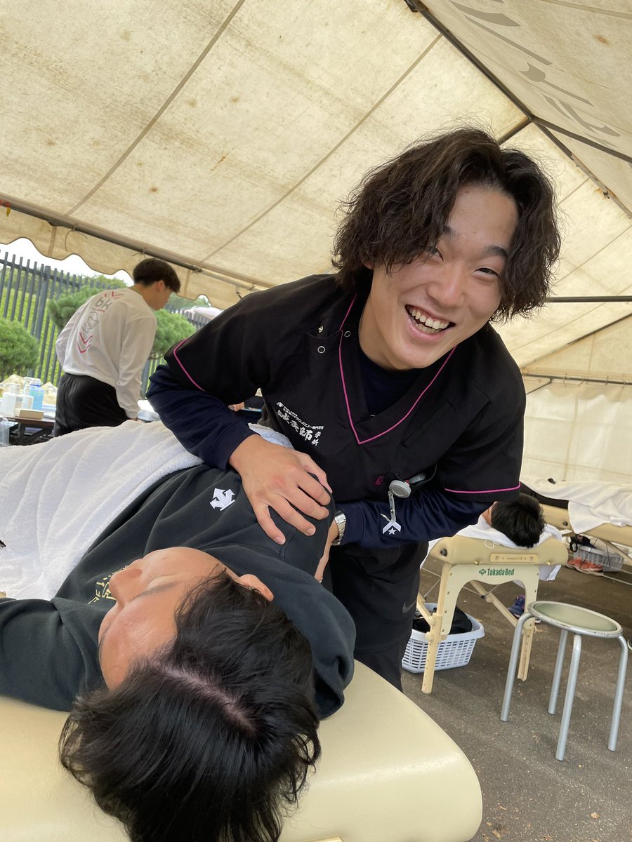hht_am_shinkyu's tweet photo. #北海道ハイテクノロジー専門学校 #スポーツ鍼灸師学科 2年生は昨日から22日までの3日間、#全道陸上 #新人戦 の選手の皆さんのコンディショニングサポートを旭川にて実施中❗️2日目も100名近くの選手の皆さんにご利用頂きました❗️#ハイテク #旭川 #専門学校 #陸上 https://t.co/NPKonMoY67