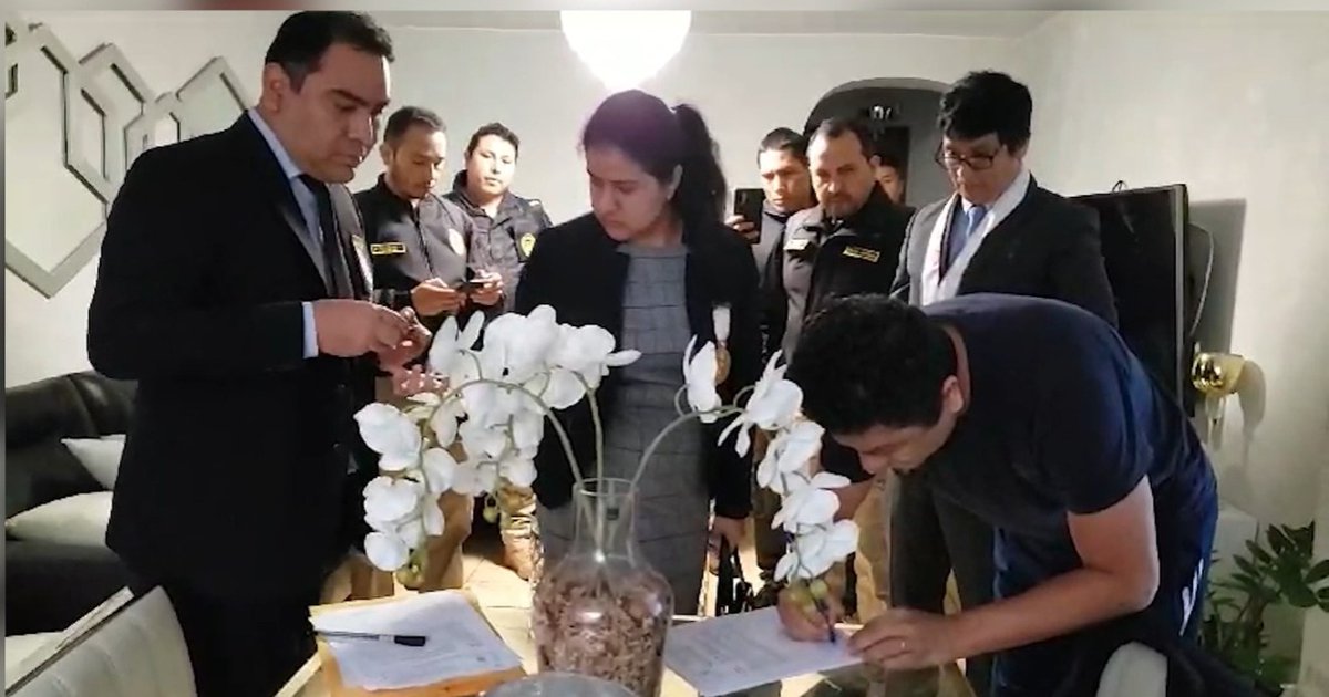 Rassivan's tweet photo. @FiscaliaPeru ejecuta allanamiento e incautación de bienes y documentos en la oficina y vivienda del investigado congresista Guillermo Bermejo Rojas. Se le imputa el delito de tráfico de influencias agravado, en agravio del Estado, por el caso Los Operadores de la Reconstrucción https://t.co/KaLFHYNQJs