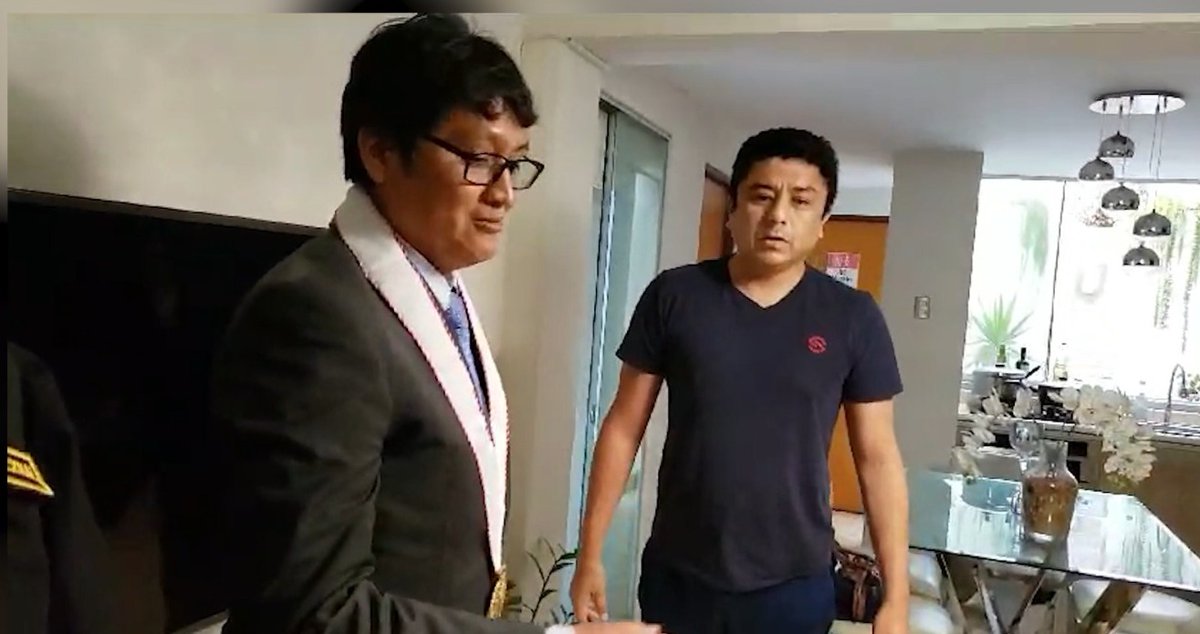 Rassivan's tweet photo. @FiscaliaPeru ejecuta allanamiento e incautación de bienes y documentos en la oficina y vivienda del investigado congresista Guillermo Bermejo Rojas. Se le imputa el delito de tráfico de influencias agravado, en agravio del Estado, por el caso Los Operadores de la Reconstrucción https://t.co/KaLFHYNQJs