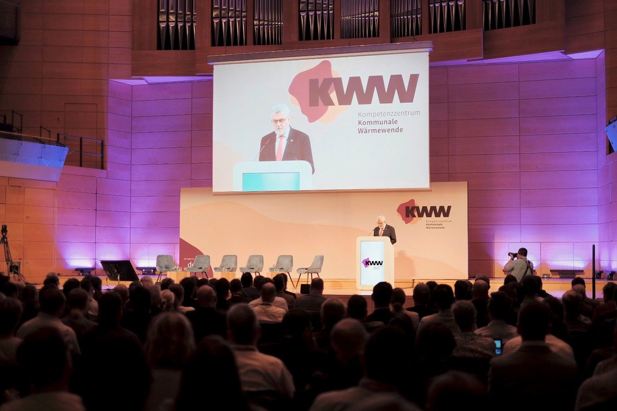 Stehender Beifall von 400 🇩🇪 Wärmewende-Fachleuten für 🇩🇰 im #KWW in Halle <a href="/dena_news/">dena</a> 👏 Unsere Erfahrungen mit der 🇩🇰 #Wärmewende teilen wir gerne – denn mit Wissensaustausch &amp; globalen #Partnerschaften können wir die grüne Wärmewende schaffen! 💚🎧➡️ deutschlandfunk.de/treffen-der-ex…