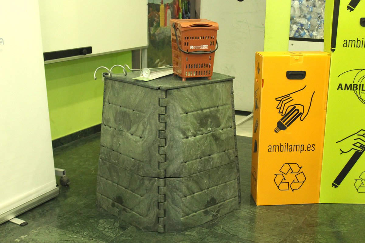 AytoLucena's tweet image. ♻️ Reparto de #composteras domésticas para convertir los residuos orgánicos en abono para vegetales.

#Epremasa y @AytoLucena ponen en marcha esta acción de reciclaje de los residuos orgánicos. 

Si te interesa recibir tu compostera, aquí más info 👇

lucena.es/composteras-do…