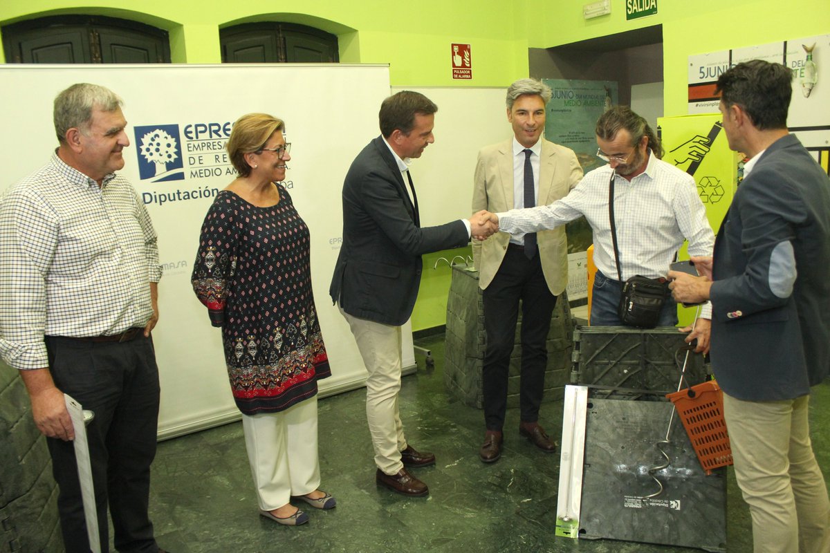 AytoLucena's tweet image. ♻️ Reparto de #composteras domésticas para convertir los residuos orgánicos en abono para vegetales.

#Epremasa y @AytoLucena ponen en marcha esta acción de reciclaje de los residuos orgánicos. 

Si te interesa recibir tu compostera, aquí más info 👇

lucena.es/composteras-do…