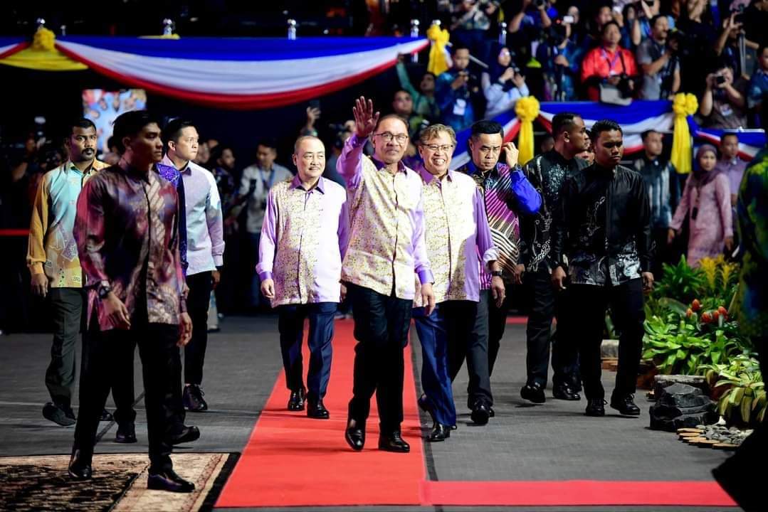FaktaBukanAuta's tweet photo. Tahukah anda,

"PMX tak buat kerja, jalan-jalan naik jet saja."

Kata Un yg kuat hisap John tapi malas kerja.

Jadual PMX minggu ini :

Jumaat
Meeting dgn Presiden Suzuki Motor.

Sabtu
Sambutan Hari Malaysia di Sarawak.

Ahad
Terbang ke Nanning, China.

Isnin
Meeting dgn Presiden China, bawa pelaburan +-RM20 billion.

Selasa
Tunjal kepala Radzi Jidin.

Rabu
Terbang ke New York.

Khamis (today)
Meeting dgn Presiden Turkiye, Presiden Iran, Presiden Sri Lanka

Jumaat (tomorrow)
Berucap di Perhimpunan Agong PBB (UNGA-78).
Jadi Khatib khutbah Jumaat di Masjid New York.