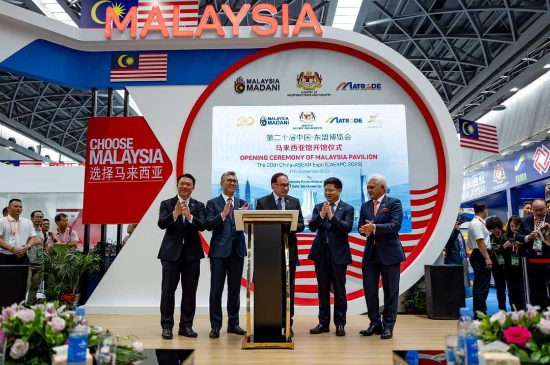 FaktaBukanAuta's tweet photo. Tahukah anda,

"PMX tak buat kerja, jalan-jalan naik jet saja."

Kata Un yg kuat hisap John tapi malas kerja.

Jadual PMX minggu ini :

Jumaat
Meeting dgn Presiden Suzuki Motor.

Sabtu
Sambutan Hari Malaysia di Sarawak.

Ahad
Terbang ke Nanning, China.

Isnin
Meeting dgn Presiden China, bawa pelaburan +-RM20 billion.

Selasa
Tunjal kepala Radzi Jidin.

Rabu
Terbang ke New York.

Khamis (today)
Meeting dgn Presiden Turkiye, Presiden Iran, Presiden Sri Lanka

Jumaat (tomorrow)
Berucap di Perhimpunan Agong PBB (UNGA-78).
Jadi Khatib khutbah Jumaat di Masjid New York.
