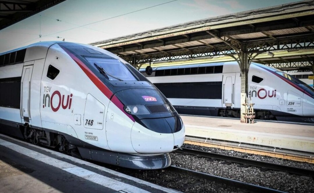 MDE_Strasbourg's tweet photo. 🚅La SNCF Grand Est recrute !🚅 
Vous rêvez de devenir conductrice/conducteur de TGV ou commercial.e à bord des trains? Venez rencontrer l'équipe RH de la SNCF au lieu ressource transfrontalier à #Kaleidoscoop
✴️ mardi 26.09.23 de 10h à 12h
✴️ 5 rue de la coopérative à Strasbourg https://t.co/YSTlXHcDwg