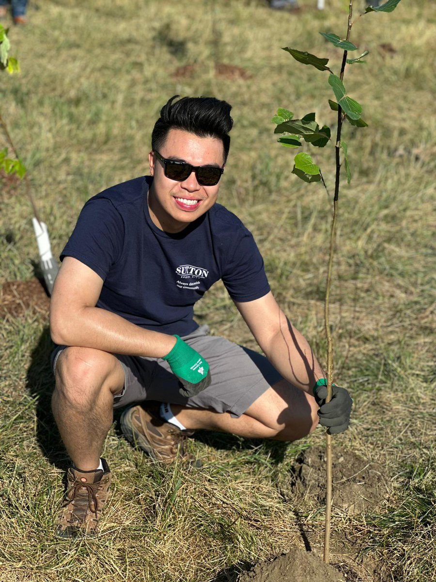 SuttonRisk's tweet photo. At Sutton, we’re committed to sustainability and protecting our environment. On #NationalTreeDay, our #Suttonteers rolled up their sleeves and planted trees for a brighter, greener future @TreeCanada #NTD2023 #Suttonteering https://t.co/mmzQ2wpuaX