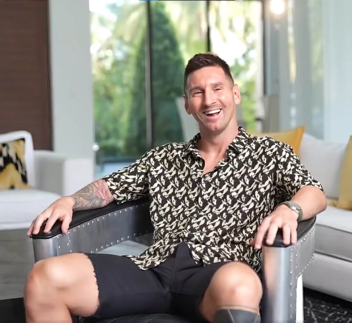 Obvio que va a ser un buen día, mira la sonrisa de nuestro capitán ❤️‍🩹 #MessiEnOlga