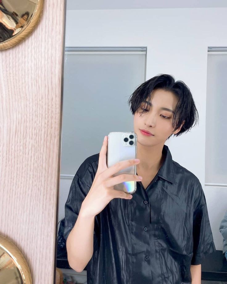 mirror selfie couple

#ATSD #AtinySelcaDay #ATEEZ #에이티즈 #SEONGHWA #성화