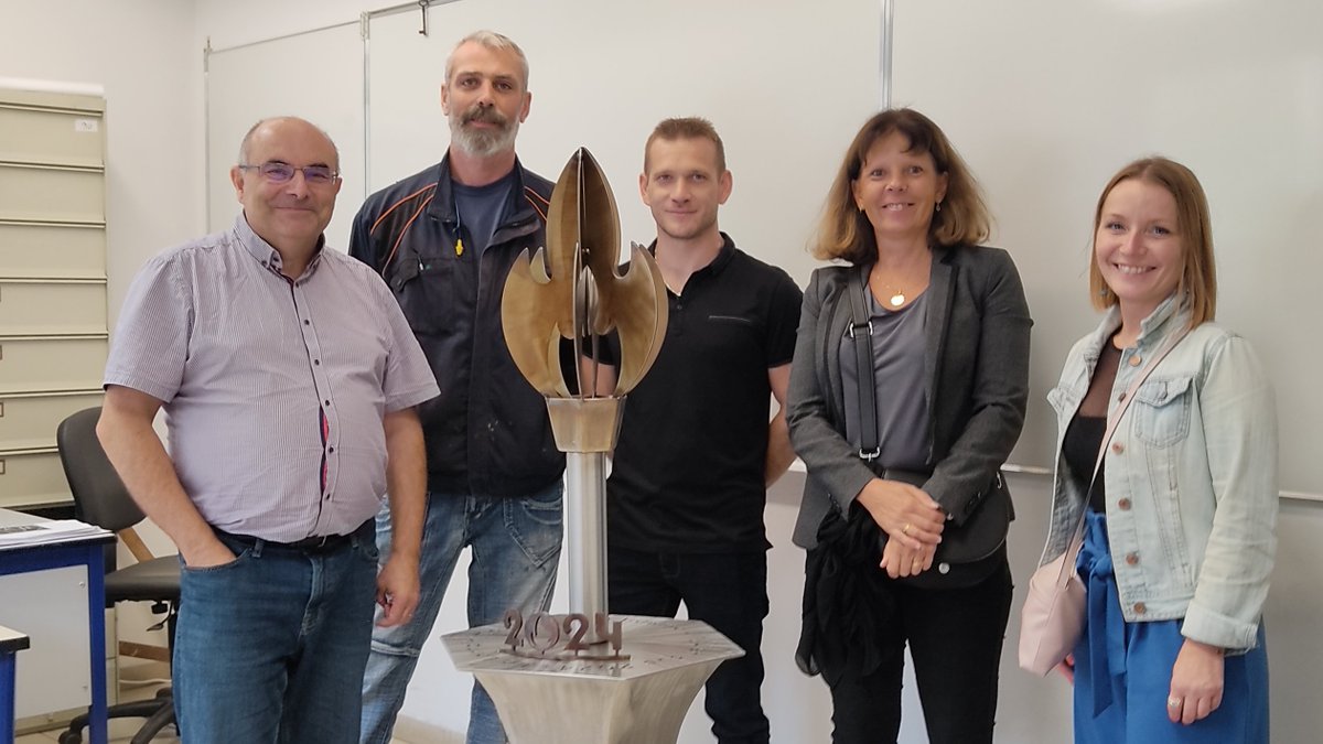LigierLycee's tweet photo. @LigierLycee @acnancymetz #flamme #linguistique
Ce jour, le Lycée Ligier Richier a remis la flamme créée pour le Lorraine Linguistique Tour qui démarrera au lycée @LCormontaigne  mardi 26 septembre 2023. Merci à M. Bernier, Haddad et Potyrala, les chaudronniers et M. Perri. https://t.co/V5o22iynxb