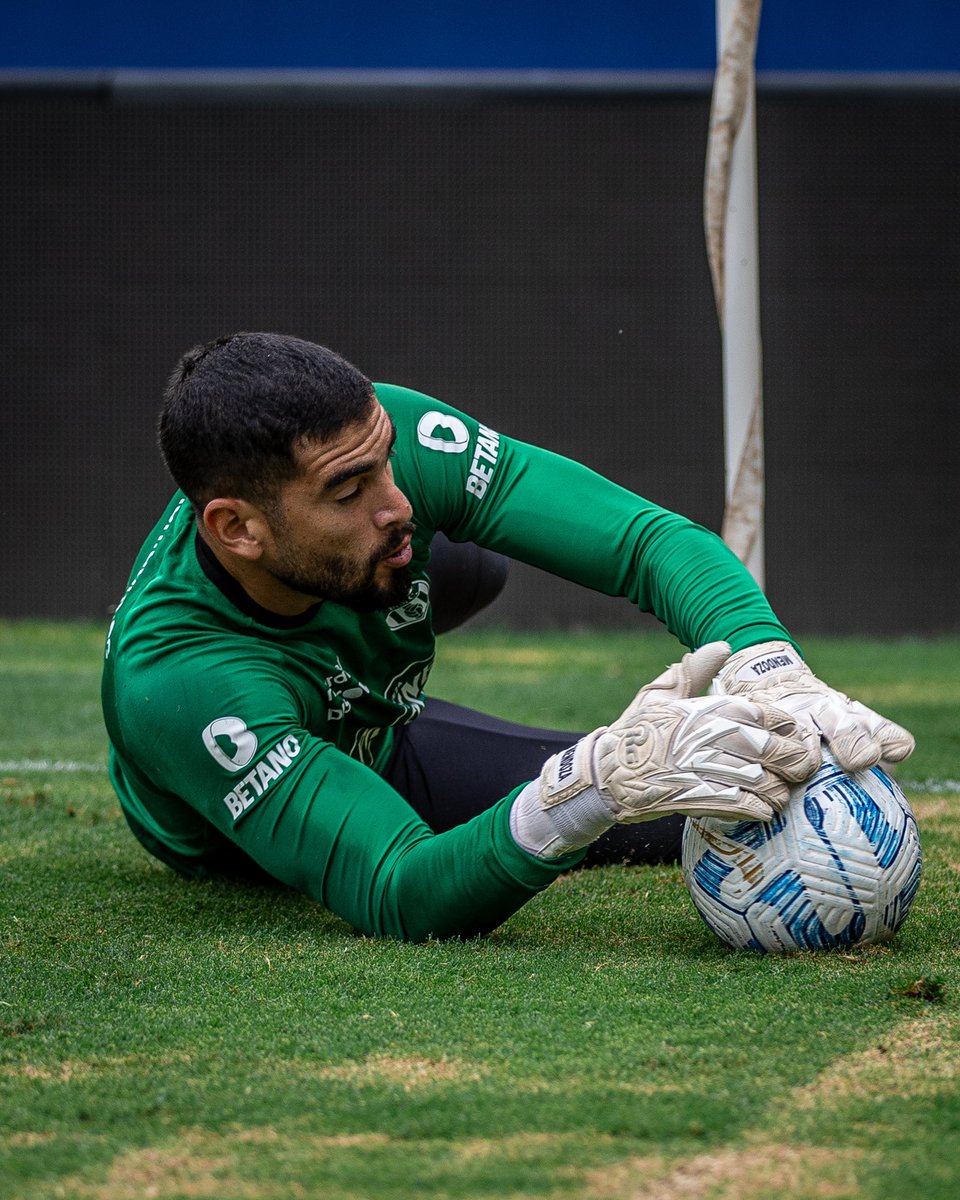 BarcelonaSC's tweet photo. Javier 🤝 Víctor 

Nuestros arqueros 🧤 

#PracticaBSC 🟡⚫️ https://t.co/IDHMqnjrk2