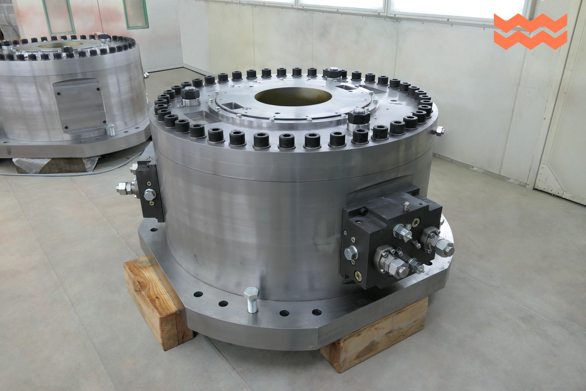 Would you guess there’s over 12.000 kg of steering gear in this photo?

These Rotary Vanes each have a torque of 1100 kNm and weigh around 6,200 kg. Rotary Vanes are known for its compact and heavy-duty design: The most muscle, the least space 💪

#maritime #shipsandshipping