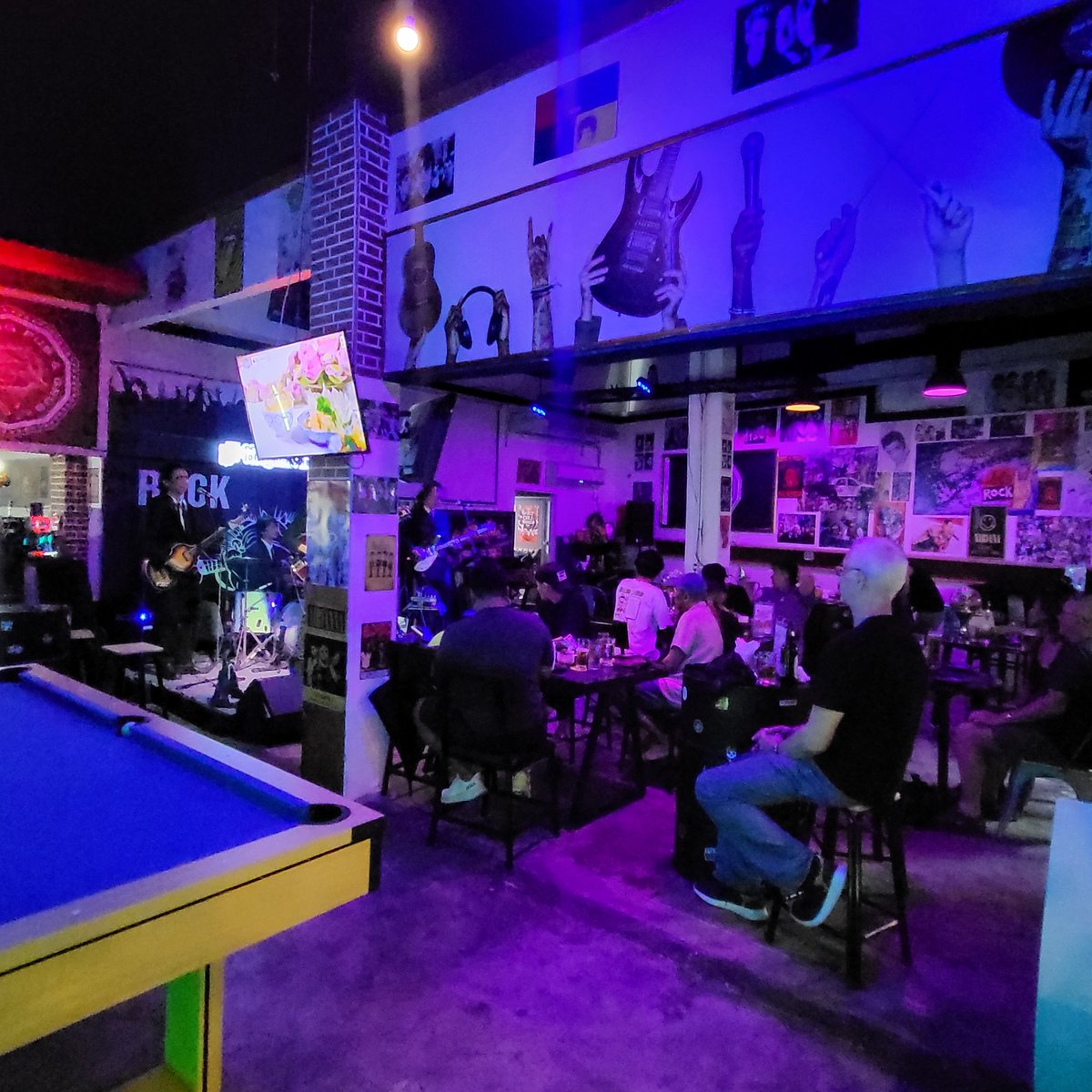 MadBulldogBKK's tweet photo. Thursdays at Mad Bulldog Pub & Grub are still rocking as usual..! Rain or no rain 🌧
Thnx to all the crowd and of course to The Beatles Bangkok..!
#PraKhanong #Sukhumvit71 #Bangkok #Thursday https://t.co/4DibwnotH3