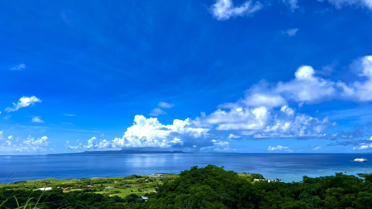 46n_yoron's tweet photo. 今日のお昼、高台から沖縄本島をパシャリ。
暑いけど良い日。
#46n #与論島 #沖縄 #iphone12pro https://t.co/gnhaKgMbdv