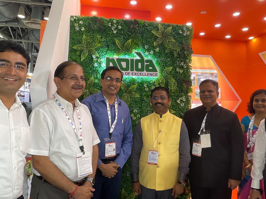 आज माननीय उद्योग मंत्री <a href="/NandiGuptaBJP/">Nand Gopal Gupta 'Nandi'</a> जी के साथ अवस्थापना एवं औद्योगिक विकास आयुक्त व प्राधिकरण के चेयरमैन @apcuttarpradesh महोदय द्वारा #UP_international_tradeshow में <a href="/noida_authority/">NOIDA Authority</a> के स्टॉल का उद्घाटन किया गया। इस दौरान प्राधिकरण के वरिष्ठ अधिकारी उपस्थित रहे।