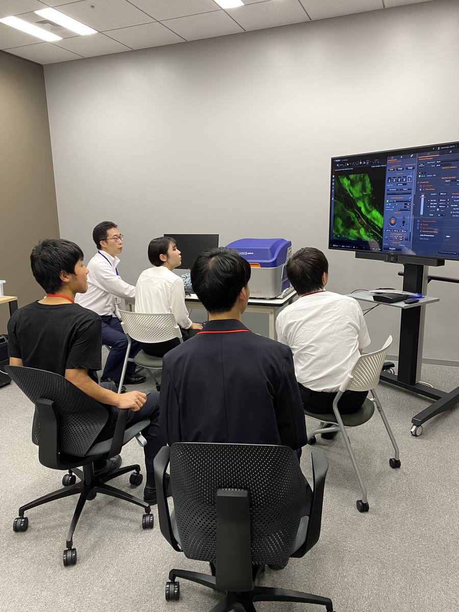 Jim67Owens's tweet photo. The @AndorTechnology BC43 benchtop confocal microscope is so easy to use, even our Japanese interns were capturing great images in no time during their visit to our Tokyo office today. #microscopy @ImarisSoftware #3dimaging https://t.co/ZJlv5BFpeg
