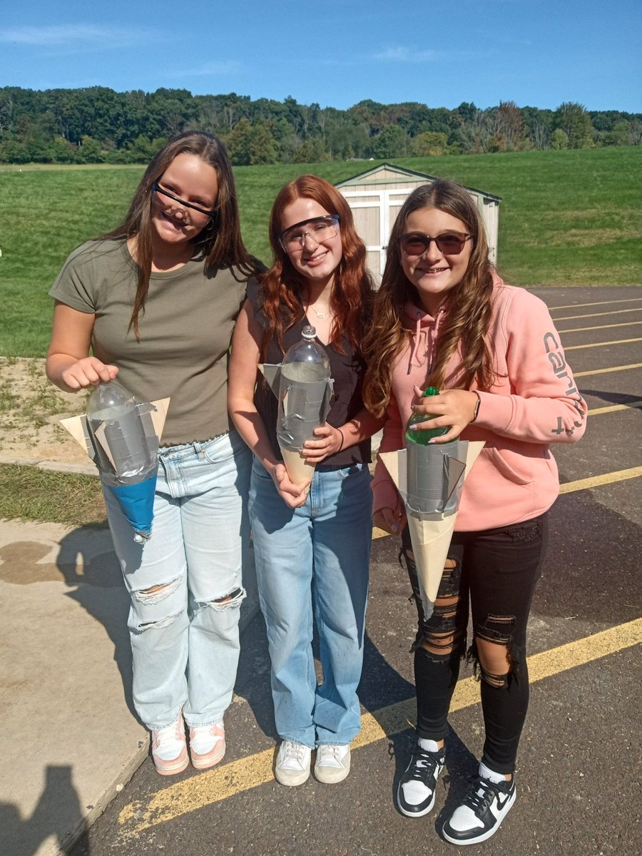 PSD_NorthMS's tweet photo. Another incredibly cool day in STEM class with Mr.Conolly and Mr. Novak! Today, 8th grade students launched their rockets behind school!! Watch out @NASA_Johnson !!! https://t.co/7ZNbaj6DHm