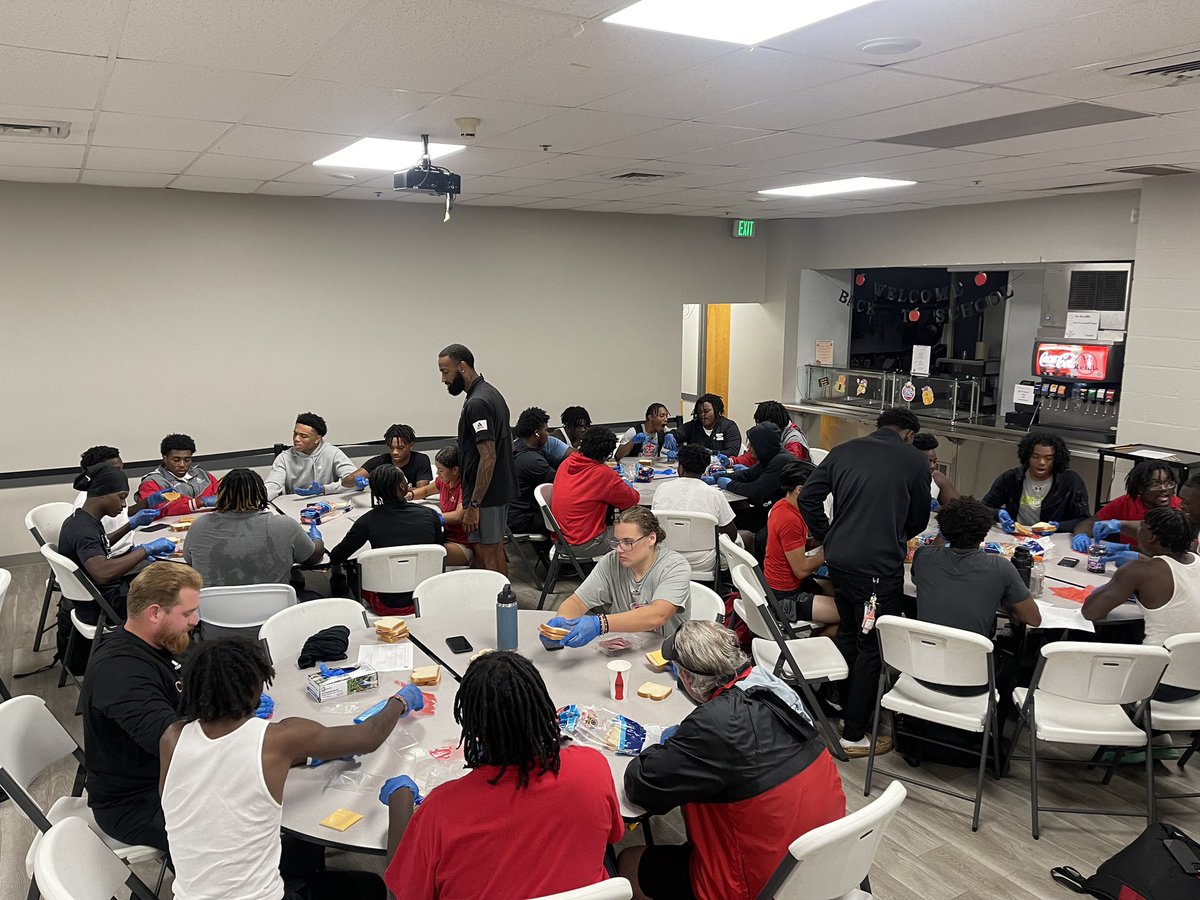 #BeltwayBoyzForOthers

Yesterday, we made sandwiches to support the Bea Gaddy Family Center in Baltimore. Coach Battaglia and Senior Jaden Marine are pictured with Bea Gaddy’s daughter, Cynthia Brooks, after dropping off the sandwiches this morning. 

#MoreThanFootball