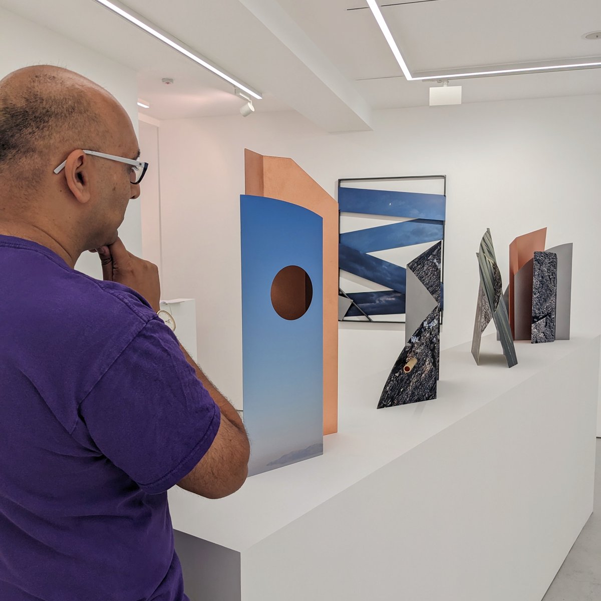 LondonArtCritic's tweet image. Landscapes break free of their frames &amp;amp; bend out to meet us, or are arranged freestanding so we get to see their contours; whether that be alone, in a collage or pierced through by a rod... In my #TopPicks for @WorldOfFad, Letha Wilson: Fields of Vision is at Grimm until 30/09.