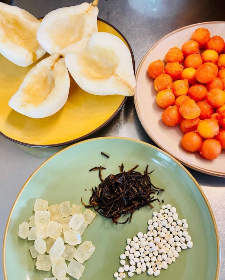 入秋以后，哪里离🉐了梨🍐？

梨🍐，对半宰杀洗净，去除内核。木瓜挖球状，陈皮浸软切丝，川贝少许，香港太古冰糖少许。隔水炖。