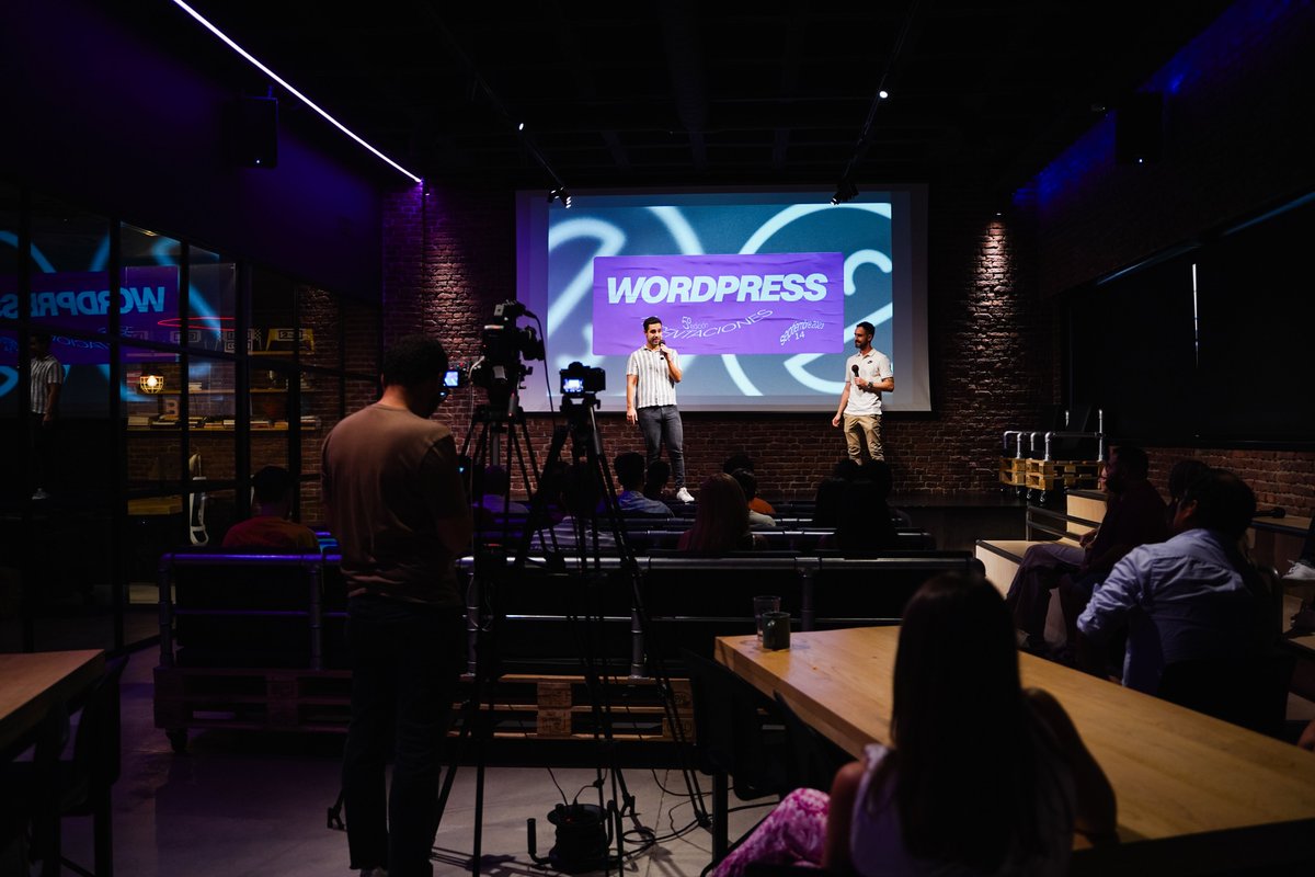 FerSerraAnton's tweet photo. El pasado jueves en La trastienda de @aulaCM tuve el placer de participar en El eventazo de #WordPress , ver cómo se gradúan estos cracks, disfrutar y aprender de tanta buena gente. https://t.co/aaYgFygN0q