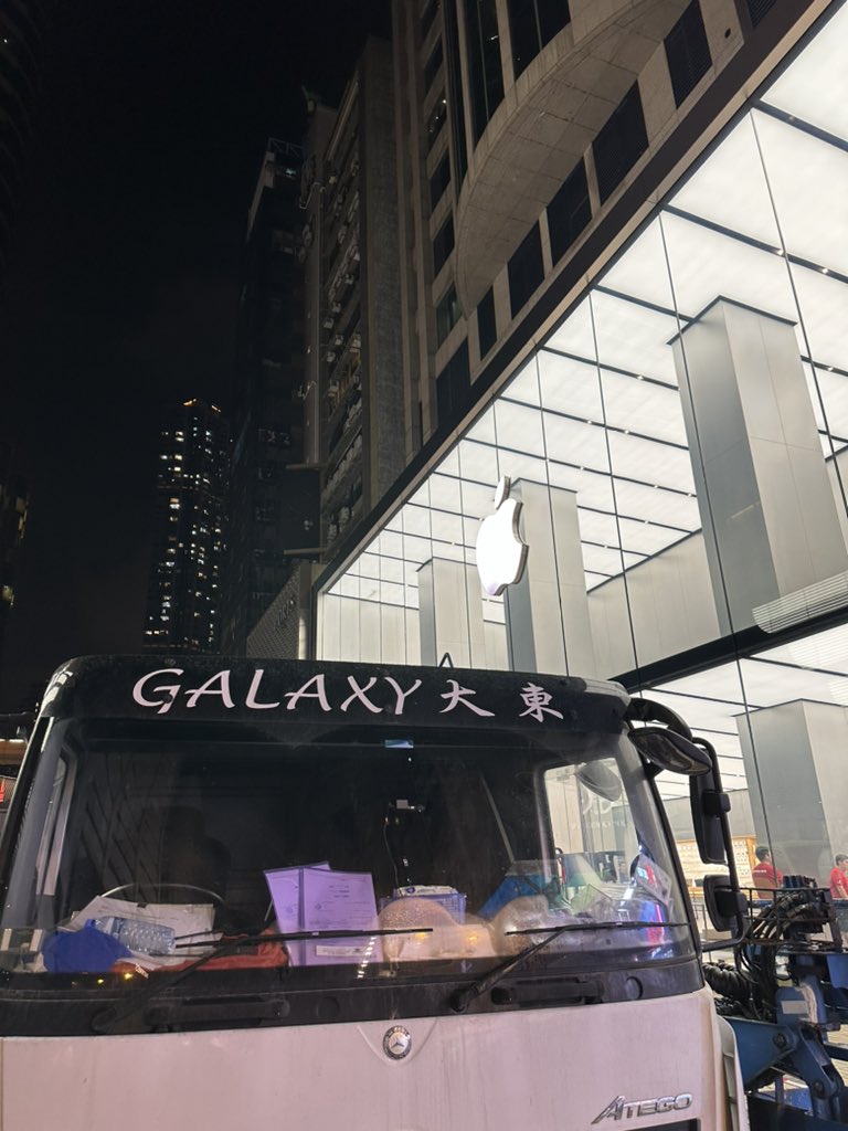 “Galaxy” truck in front of the Apple store tonight preparing for the #iPhone15 series pick up. 🤭