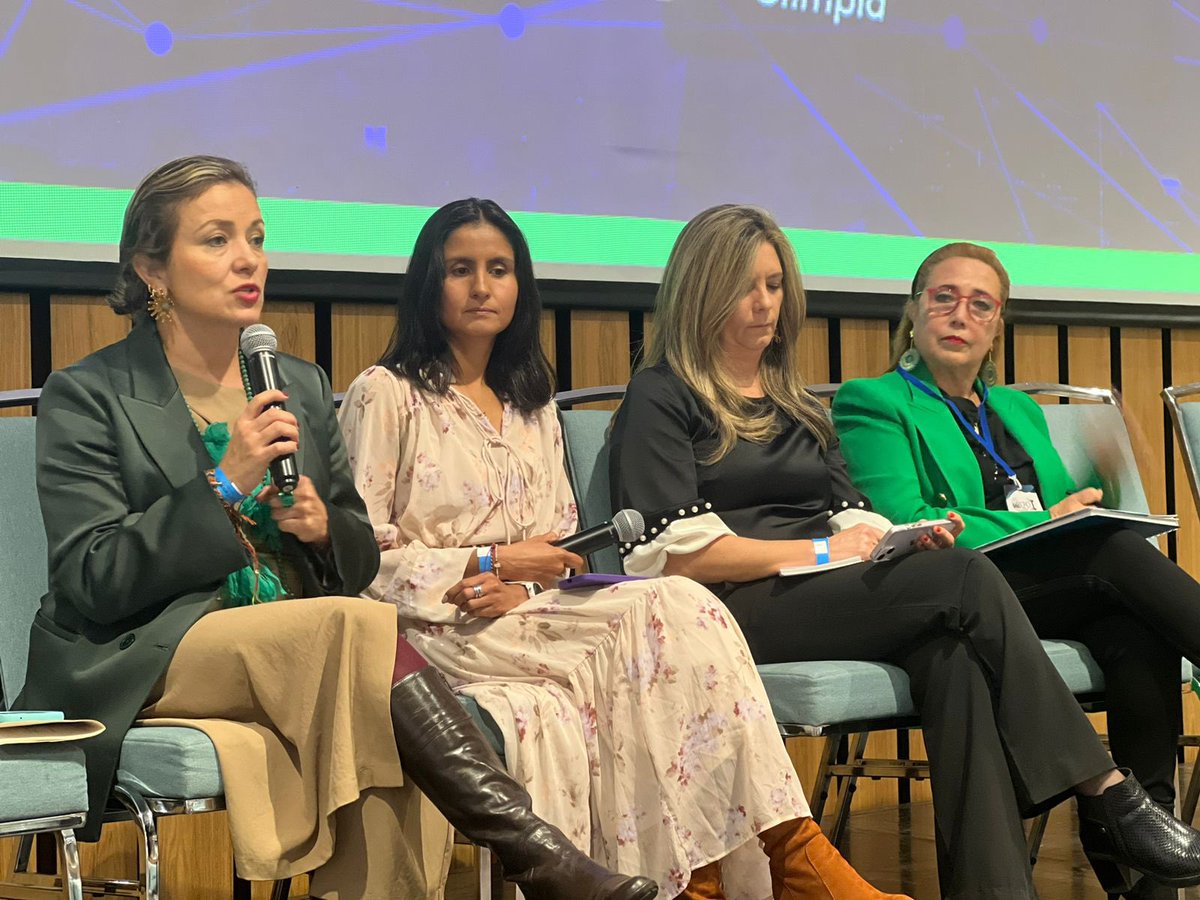ConsejeriaTIC's tweet photo. 📣#AEstaHora inicia el panel ‘Interconectadas’ en #ExpoI donde @suzysierraruiz, integrante de la @ConsejeriaTIC, comparte la perspectiva de la mujer en ciudades inteligentes y como la tecnología puede ofrecer soluciones para mejorar su calidad de vida y generar inclusión social. https://t.co/M6cXeGZiBn