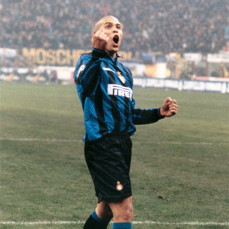 Inter's tweet photo. C'è solo una parola per descriverlo 📚
Fenomeno 😍

Tanti auguri, @Ronaldo🎉🎂

#ForzaInter #OTD