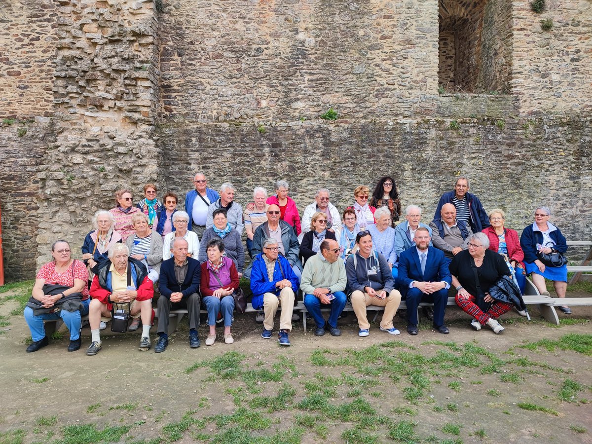 ProCarsProvins's tweet photo. [Devinette] Visite au château de Suscino pour les Cars Mathieu (89) ! Cette belle photo de groupe illustre combien l'autocar permet de nous réunir 🥰 ! Où se trouve notre conducteur Marc 🧐 ?

#transport #tourisme #Voyage #bretagne https://t.co/UotgxD8R73