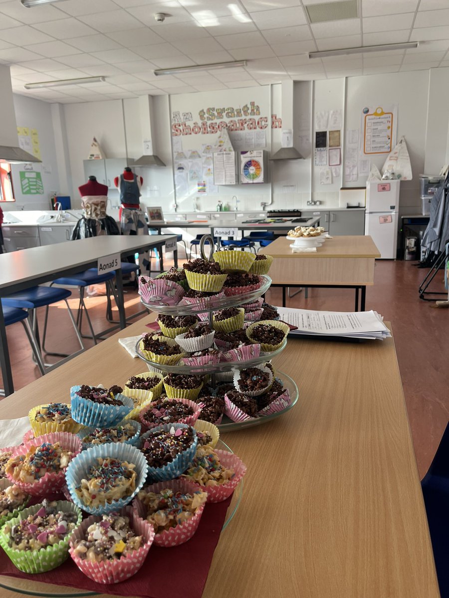 EacBhaileCGNM's tweet photo. Táimid réidh sa Seomra Eacnamaíocht Bhaile chun Fáilte Uí Cheallaigh a chur romhaibh anocht ag Oíche Oscailte CGNM 2023!!!  #opennight2023 #scileannasaoil Rang 4,5 agus 6…feicfimid sibh go luath! @GhlorNaMara @AFPatrunachta @TCgnm https://t.co/3avTIVr5Eu