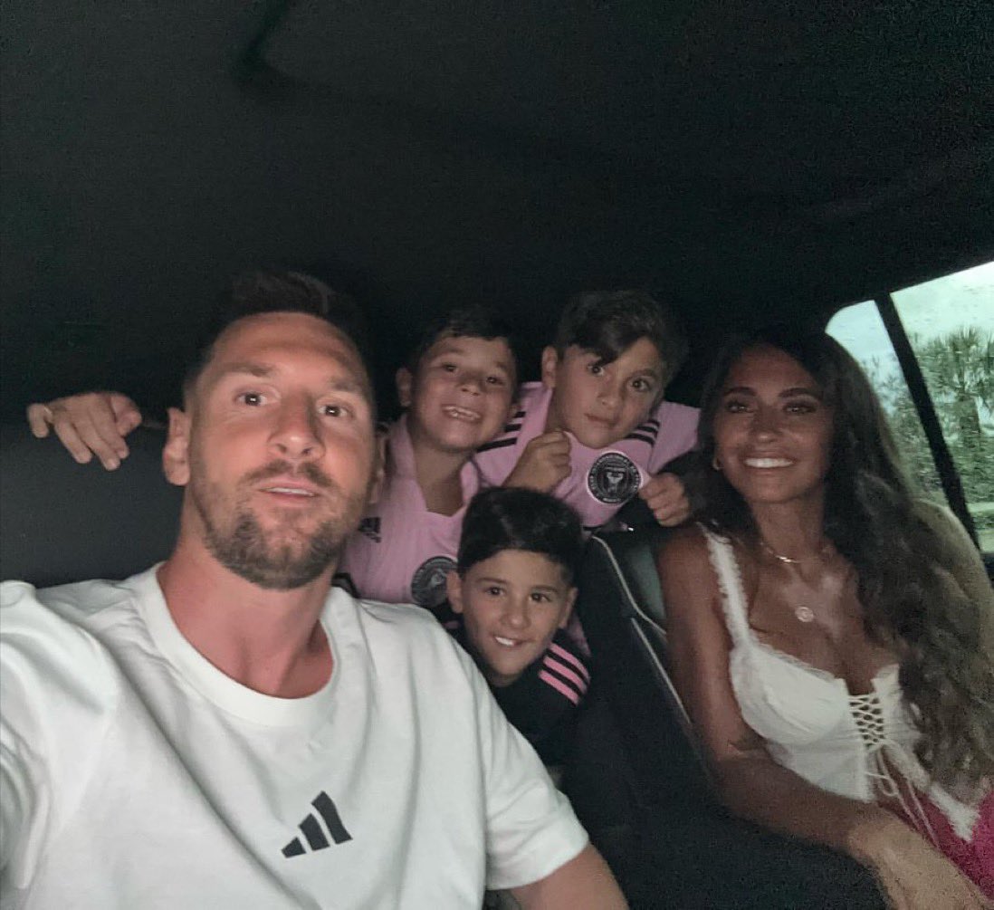 Somhiseremfcb's tweet photo. 🗣️ Messi: "Antonela me gusta desde niño. La amo más que a nada. Diría que fue amor a primera vista". https://t.co/iFCRG0lrt5