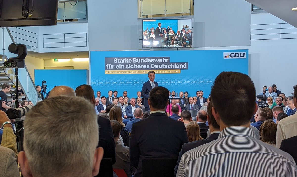 Starke Bundeswehr für ein sicheres Deutschland - volles Haus bei der Auftaktveranstaltung des Netzwerks Nationale Sicherheit der @cdu. Carsten Linnemann begrüßt die Teilnehmer.