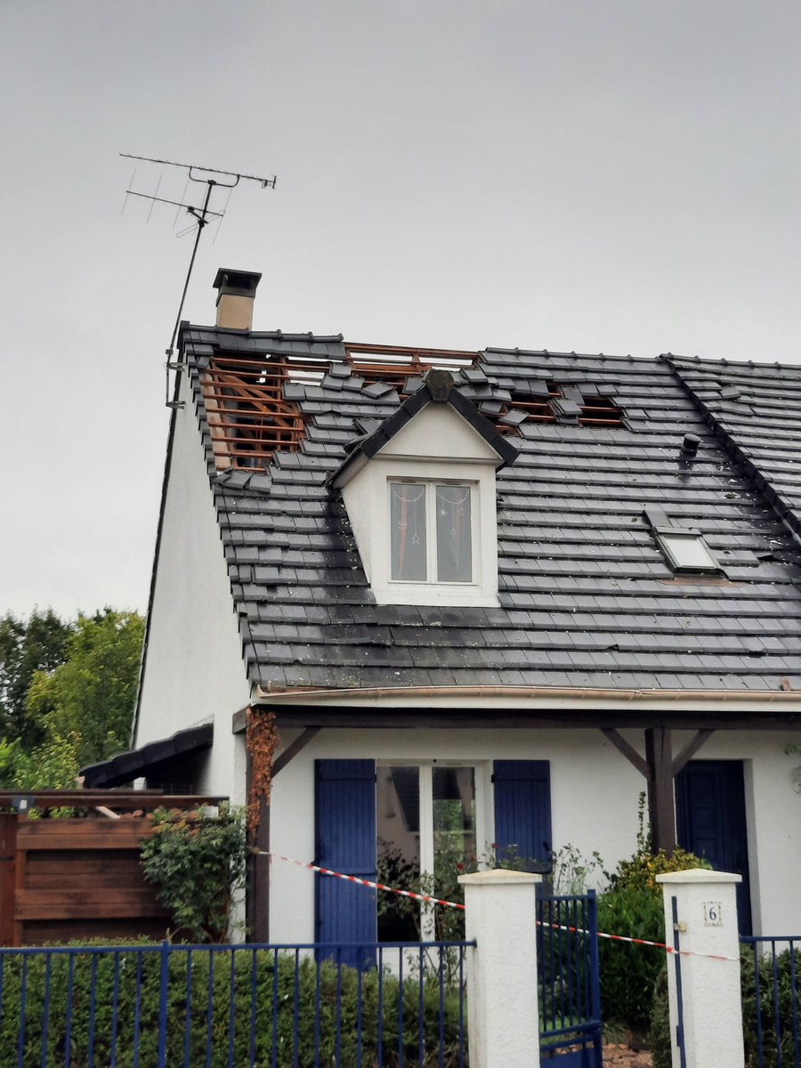 Coup de vent localisé ce jeudi après-midi au Nord de Reims, à La Neuvillette et Courcy. Plusieurs toitures endommagées.