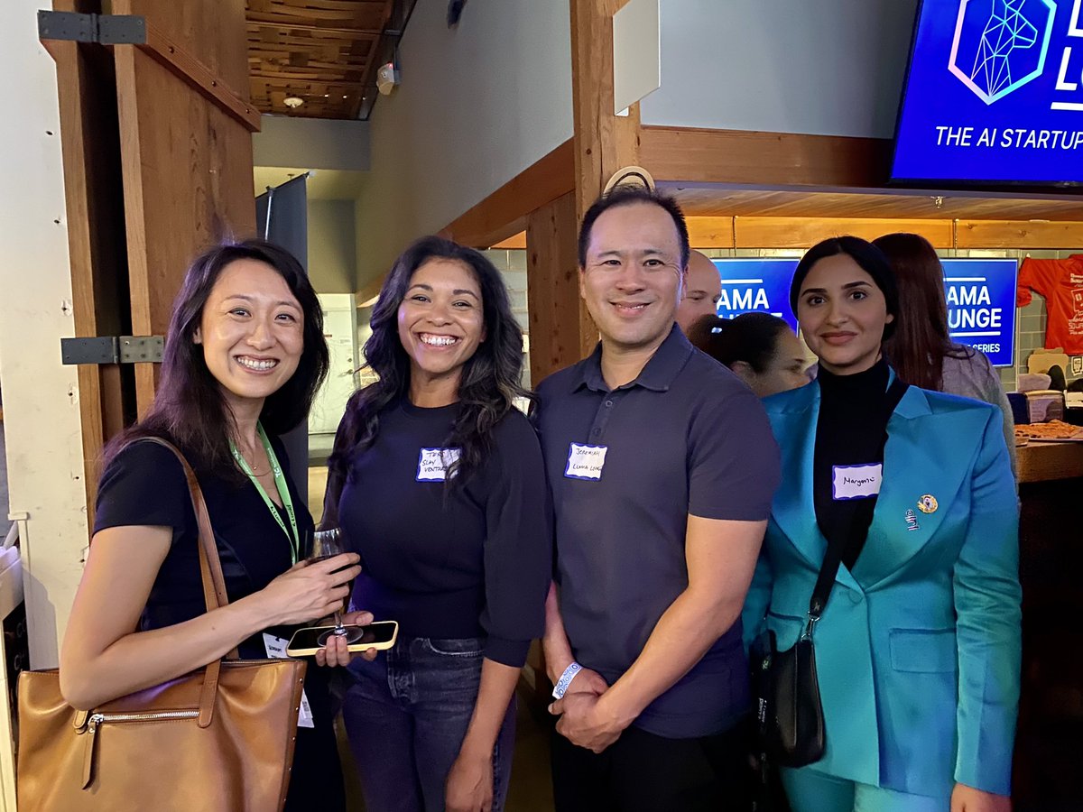 jowyang's tweet photo. Over 1500 people applied to attend, with over 1000 on waitlist,
key investors and government leaders atrended the lounge. https://t.co/FP4e62g5h0