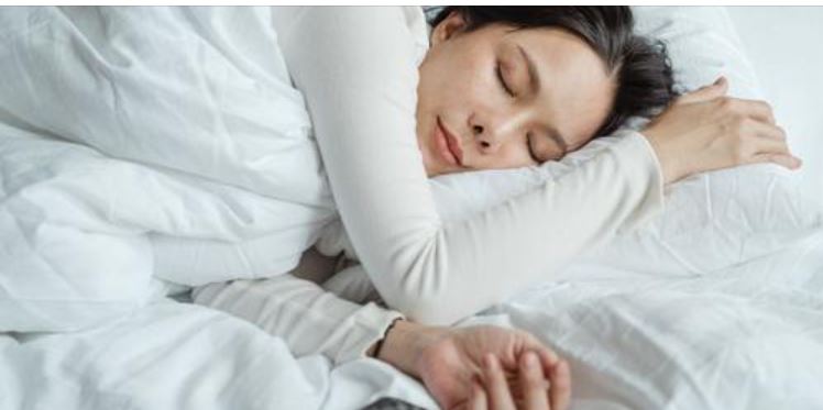 AXAMolins's tweet photo. 💤💭Los ciudadanos dormiremos cada vez menos y peor. Y no debemos olvidar que el sueño, a menudo infravalorado, es un proceso fisiológico fundamental para mantener un buen estado de salud .  @Constanteyvital https://t.co/LQsqIbQKax https://t.co/Dg3X3rwfqO