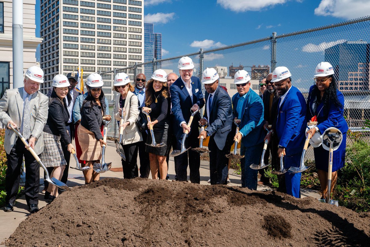 LamonicaMciver's tweet photo. Breaking ground on the Mulberry Commons Pedestrian Bridge, linking Downtown Newark and the Ironbound – making our city more walkable and accessible.
#ThisIsNewark #NewarkForward https://t.co/U0bpS54rGh