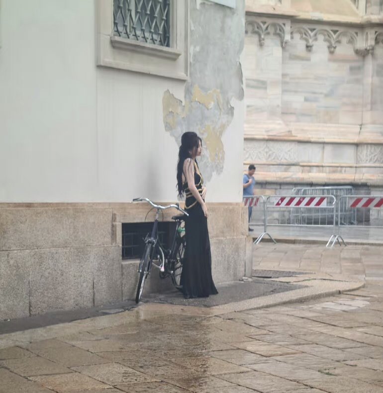 YuhyungK's tweet photo. My girl is so hot !!!

Esther Yu in Milan  
#MoschinoxEstherYuAtMFW https://t.co/WZkFBPFMhU