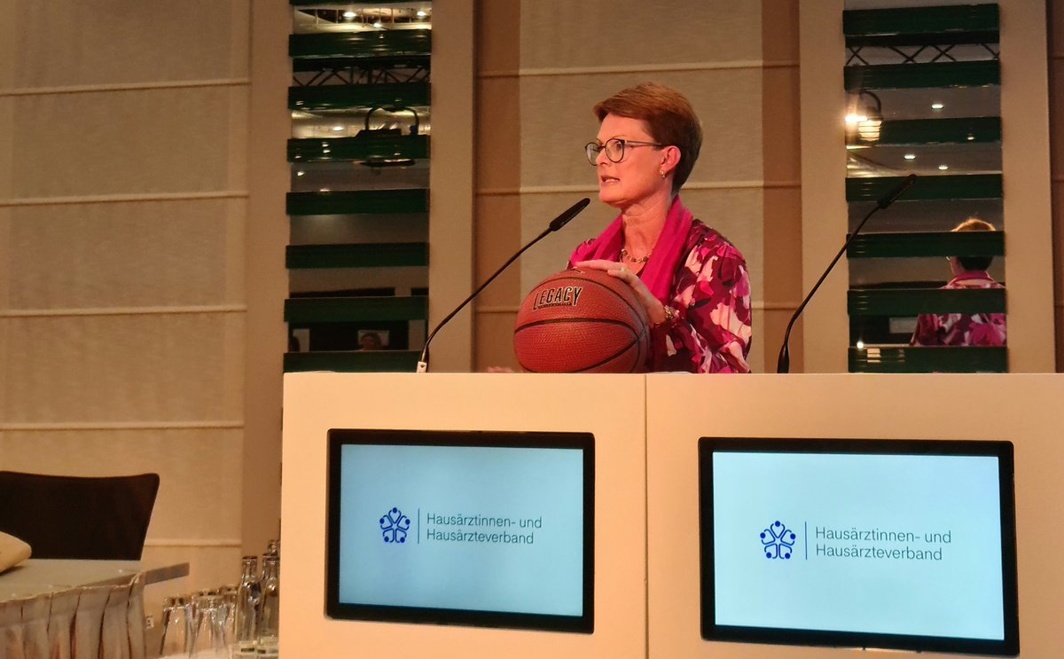 Hausarzt.digital (@hausarztmagazin) on Twitter photo Ein Basketball als Symbolbild für den Teamgeist im <a href="/haev_aktuell/">Hausärztinnen- und Hausärzteverband</a>-Bundesvorstand 🏀 : Dr. Barbara Römer (<a href="/HausaerzteRLP/">Hausärztinnen- und Hausärzteverband RLP</a>) fast einstimmig als Beisitzerin wiedergewählt. 👏👏👏 Ein Basketball als Symbolbild für den Teamgeist im <a href="/haev_aktuell/">Hausärztinnen- und Hausärzteverband</a>-Bundesvorstand 🏀 : Dr. Barbara Römer (<a href="/HausaerzteRLP/">Hausärztinnen- und Hausärzteverband RLP</a>) fast einstimmig als Beisitzerin wiedergewählt. 👏👏👏
